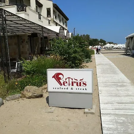 Oasis Beach Club Studio Апартамент