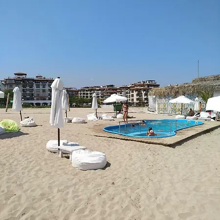 Апартамент Oasis Beach Club Studio *