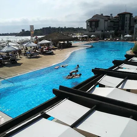 Апартамент Oasis Beach Club Studio